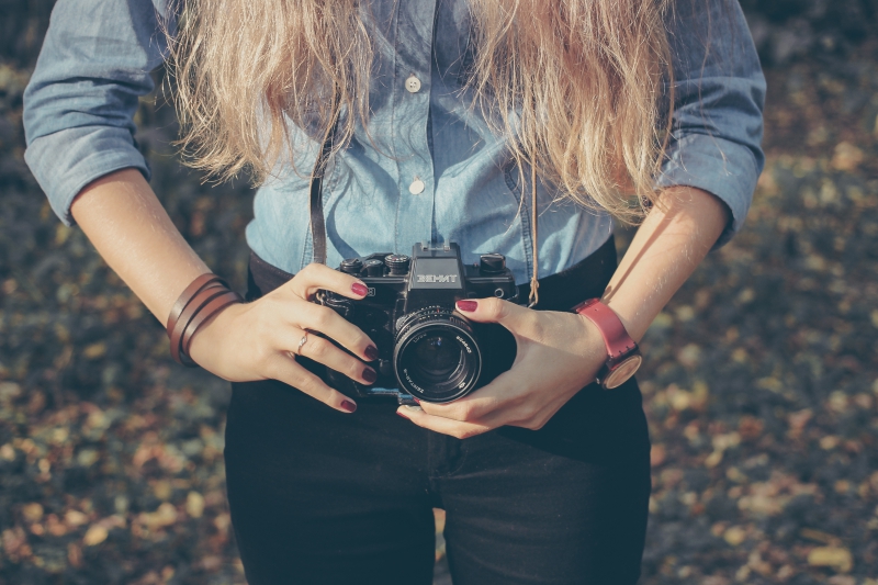 photographe-TOURRETTES SUR LOUP-min_hand-person-girl-woman-camera-photography-614-pxhere.com