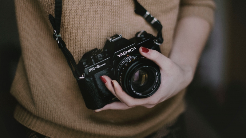 photographe-TOURRETTES SUR LOUP-min_woman-camera-photography-photographer-slr-dslr-319-pxhere.com